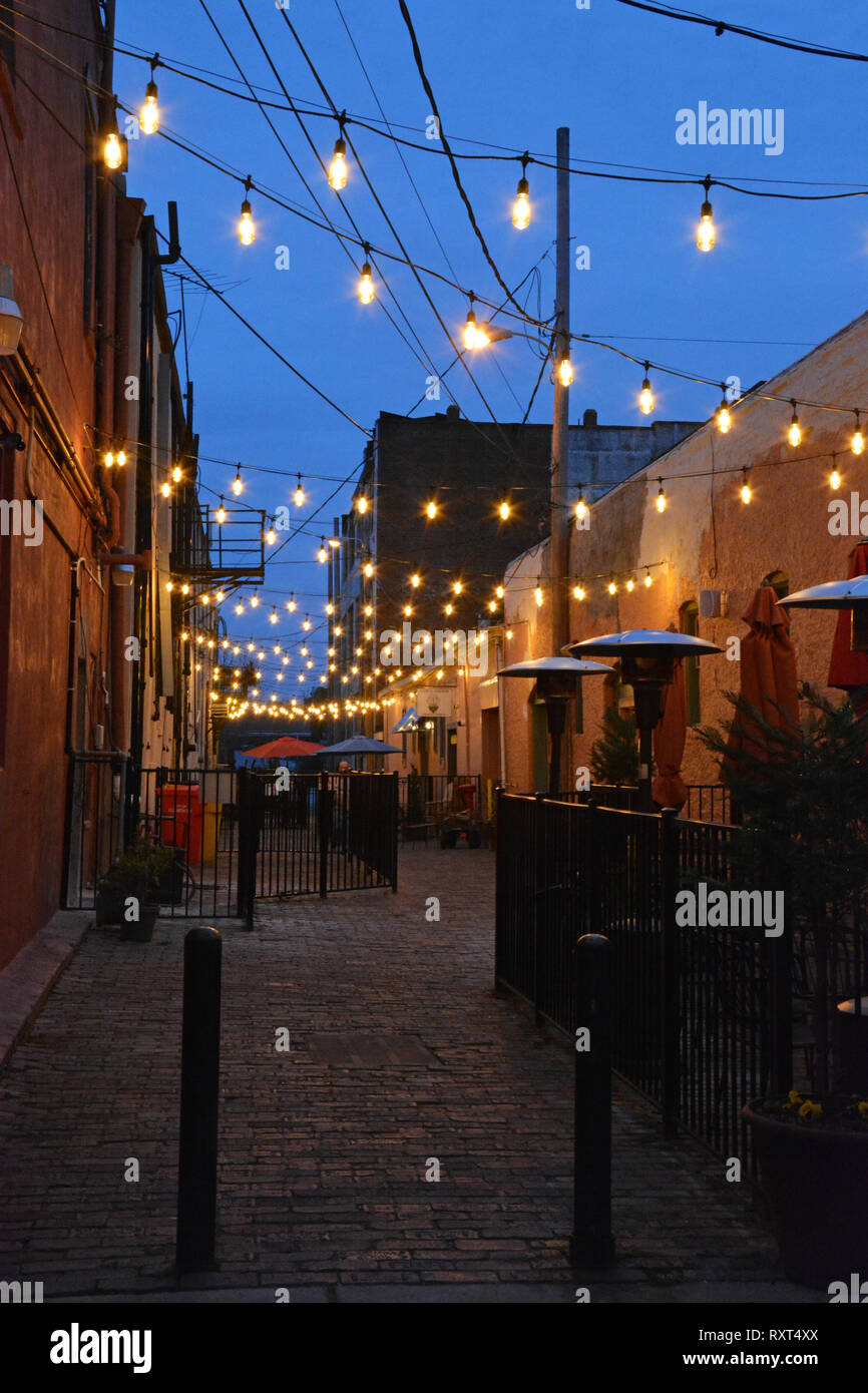 Chaîne de lumières Edison Païlin's Alley, une voie piétonne et du quartier des divertissements populaires à Elizabeth City, Caroline du Nord. Banque D'Images