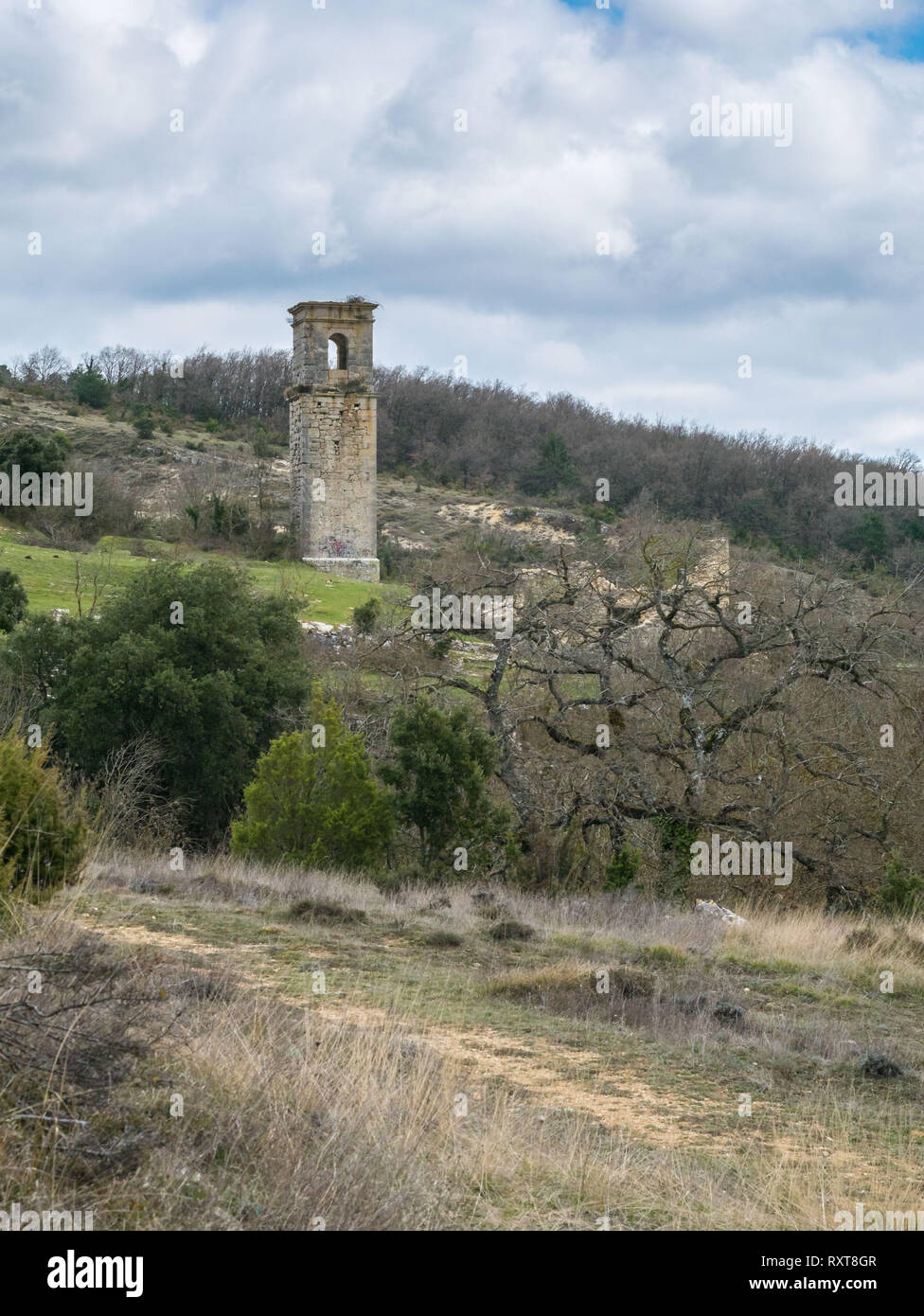 Vieux clocher de l'église de l'abandonded Ochate, village hanté de Treviño Pays, Burgos, Espagne Banque D'Images