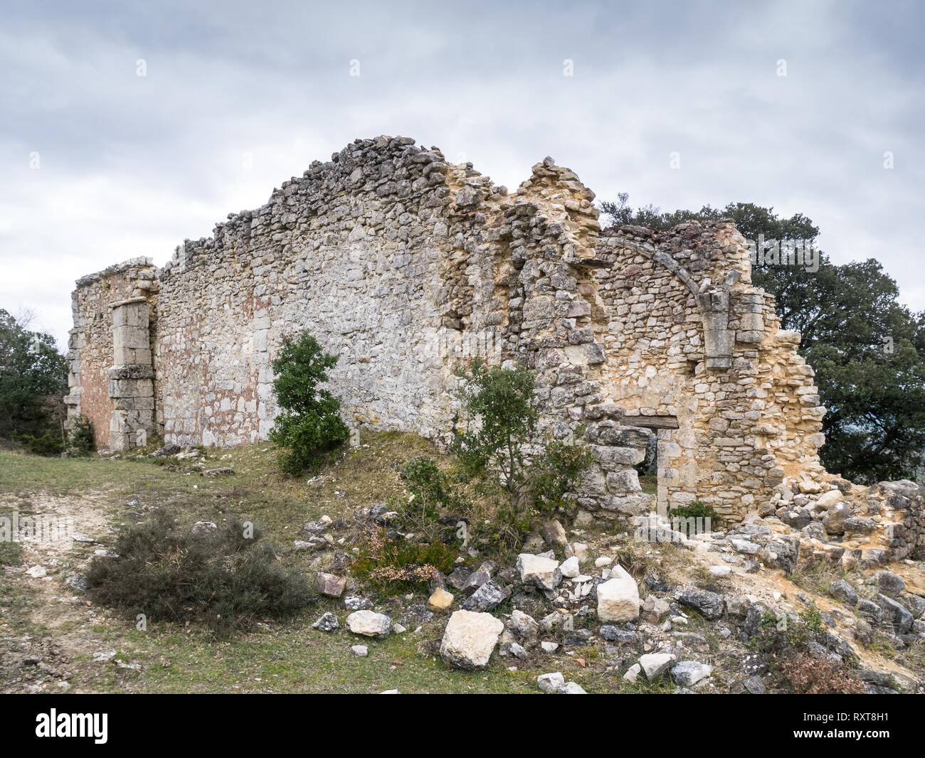 Près de la chapelle Burgondo abandonded Ochate, village hanté de Treviño Pays, Burgos, Espagne Banque D'Images
