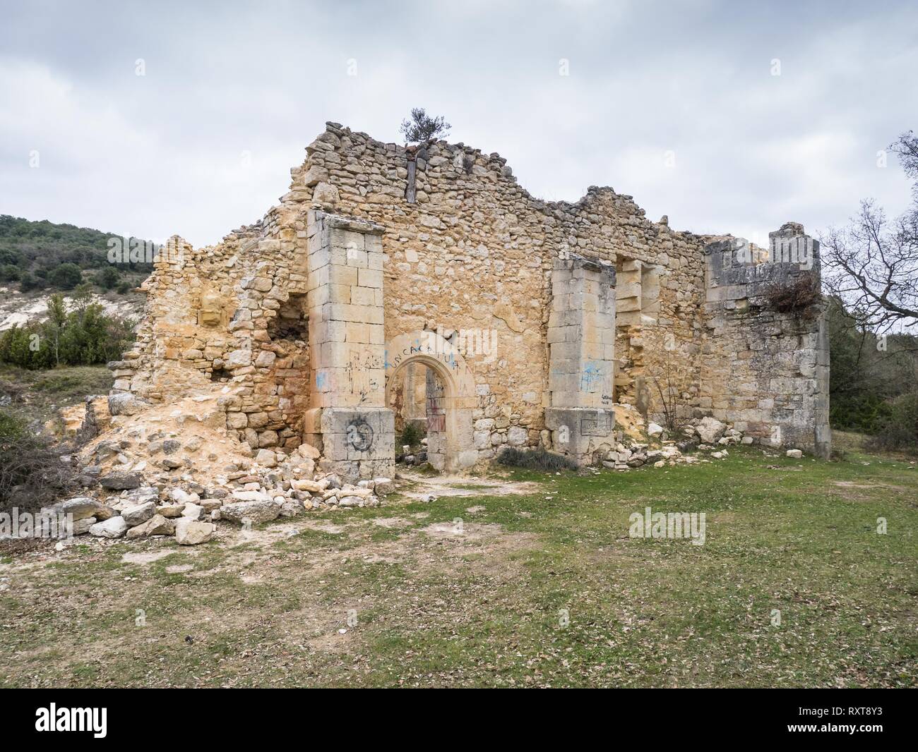Près de la chapelle Burgondo abandonded Ochate, village hanté de Treviño Pays, Burgos, Espagne Banque D'Images