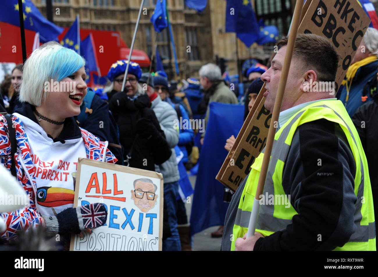 Militant de l'Union européenne demeurent Madeleina Kay aka EUsupergirl affronte un Brexit pro gilet jaune en manifestant à l'extérieur du Parlement de Westminster le 15 janvier 2019 Banque D'Images