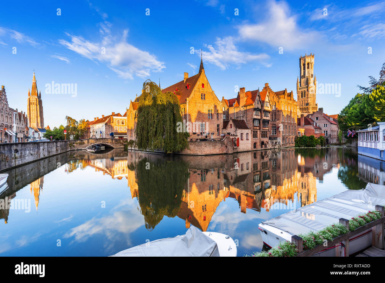 Bruges, Belgique. La Rozenhoedkaai canal de Bruges avec le beffroi en arrière-plan. Banque D'Images