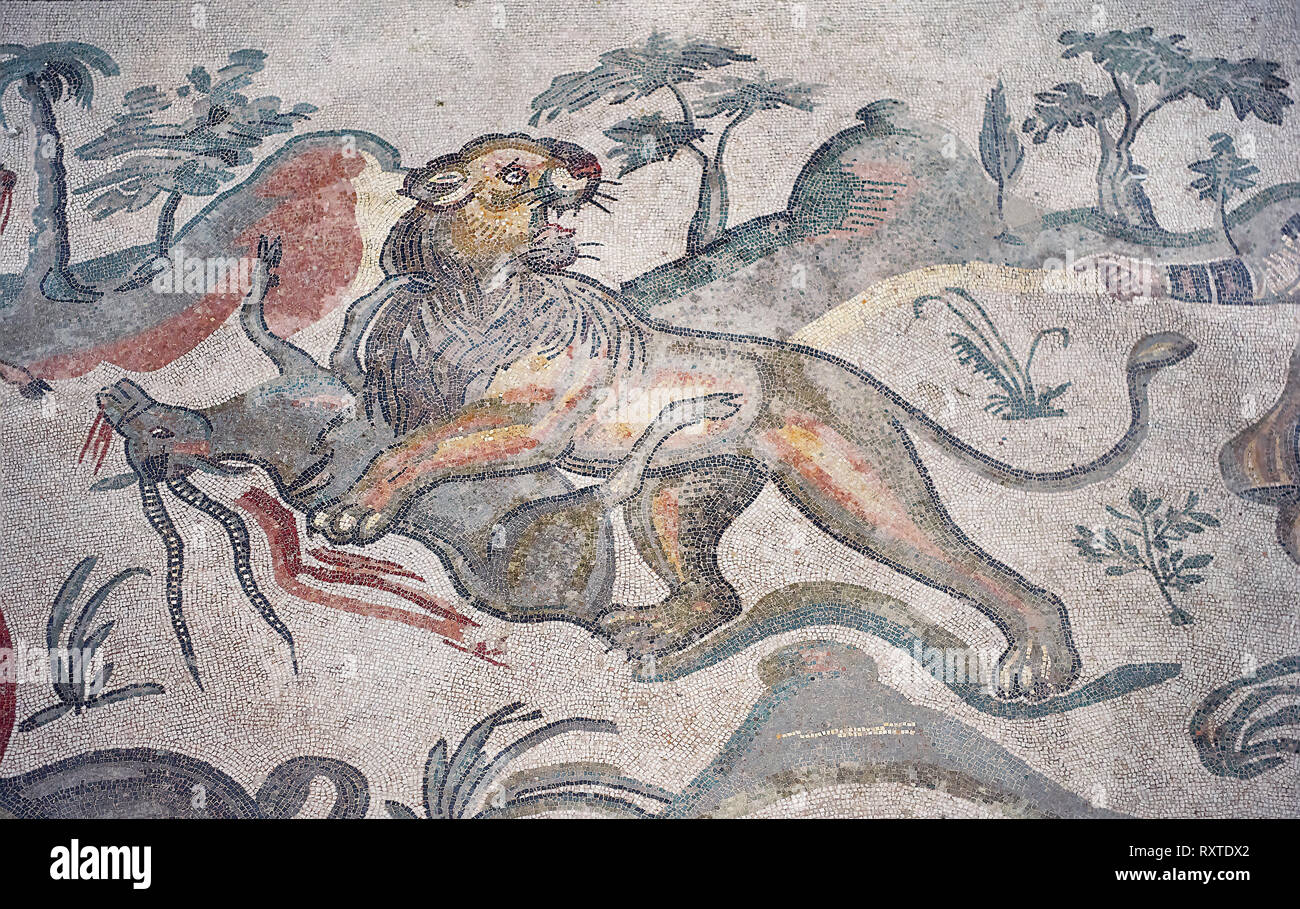 Déambulatoire de la grande mosaïque romaine de chasse, la salle n° 28, à la Villa Romana del Casale, premier trimestre de la 4ème ANNONCE de siècle. Sicile, Italie. L'UNESCO UN Wo Banque D'Images