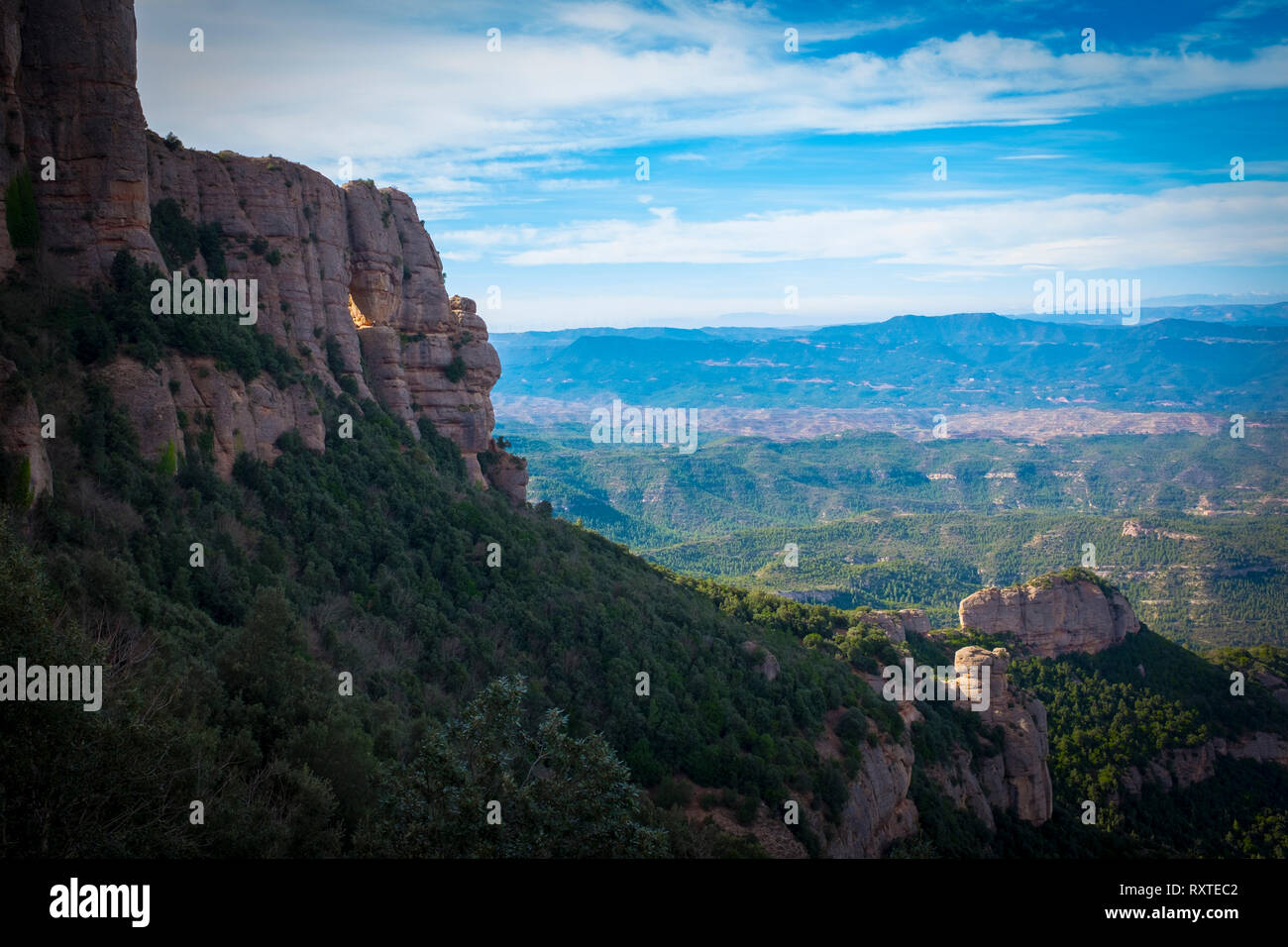 Le cucujide dentelé montagne de Montserrat, près de Barcelone, en Catalogne, le premier parc national établi en Espagne. Banque D'Images