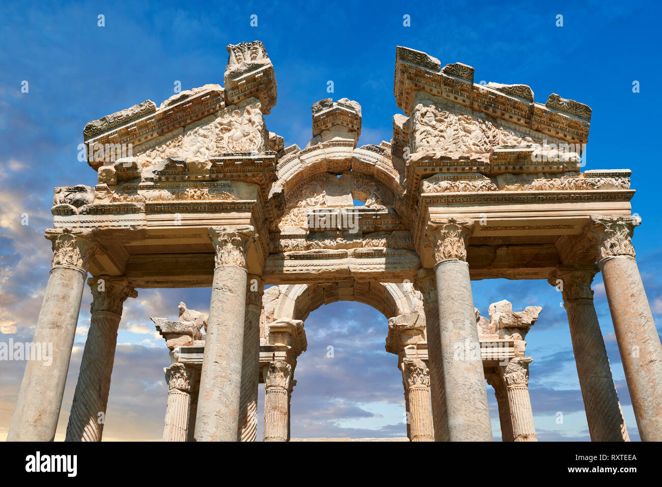 Close up of le fronton du tetrapylon porte monumentale au Temple d'Aphrodite. Le Tetrapylon est composé de quatre rangées de quatre colonnes et Banque D'Images