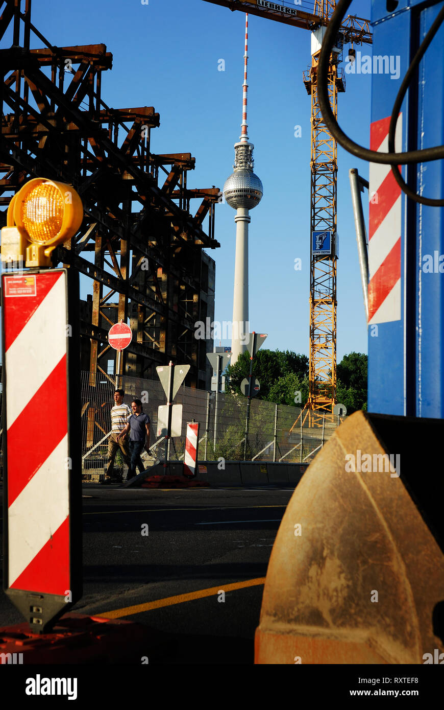 L'Alexanderplatz, d'architecture, architecture, Berlin, bleu, immeuble, capitale, villes, ville, paysage urbain, nuages, nuageux, couleur, couleur, communications Banque D'Images
