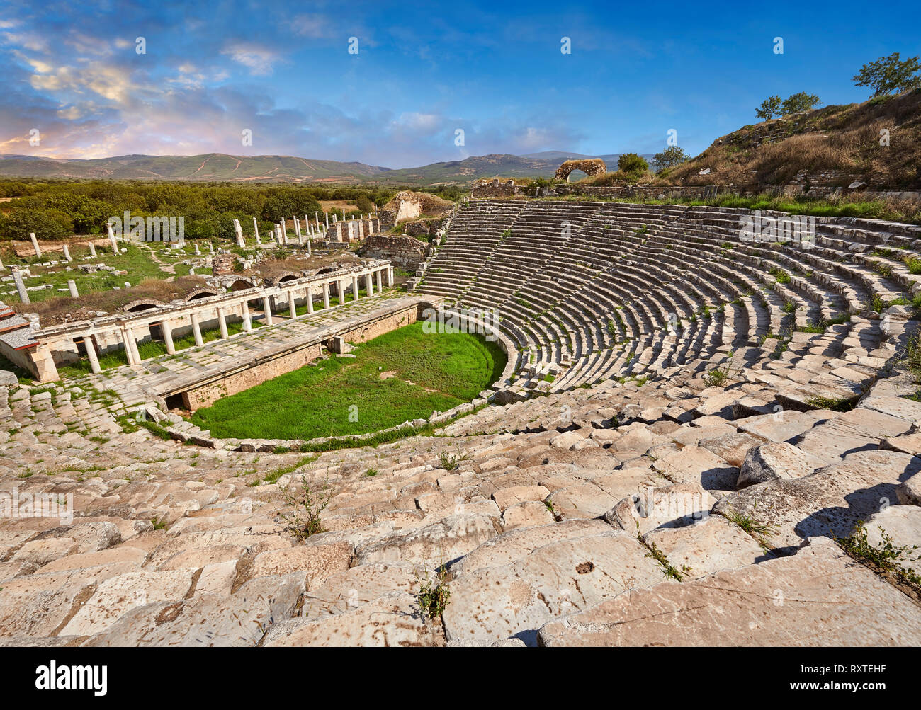 Théâtre romain d'Aphrodisias dédiée à Aphrodite et à la population de la ville par Jules Zoilos dans la 2e moitié du 1er siècle avant J.-C.. Plus de 8000 sièges pe Banque D'Images