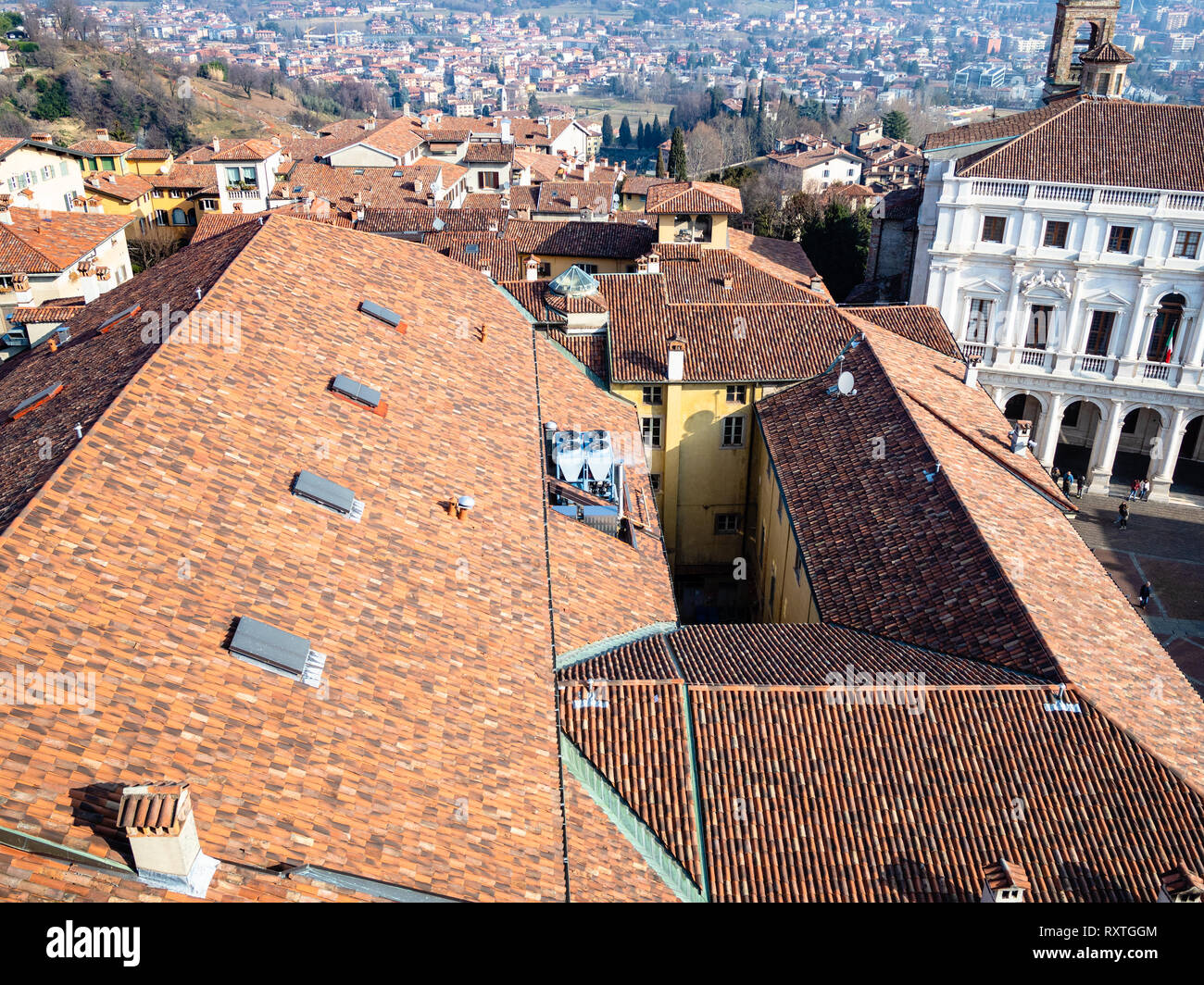 Voyage d'Italie - au-dessus sur la partie nord de la ville de Bergame avec Monterosso quartier résidentiel de Campanone (Torre civica) clocher en Citta Alta ( Banque D'Images