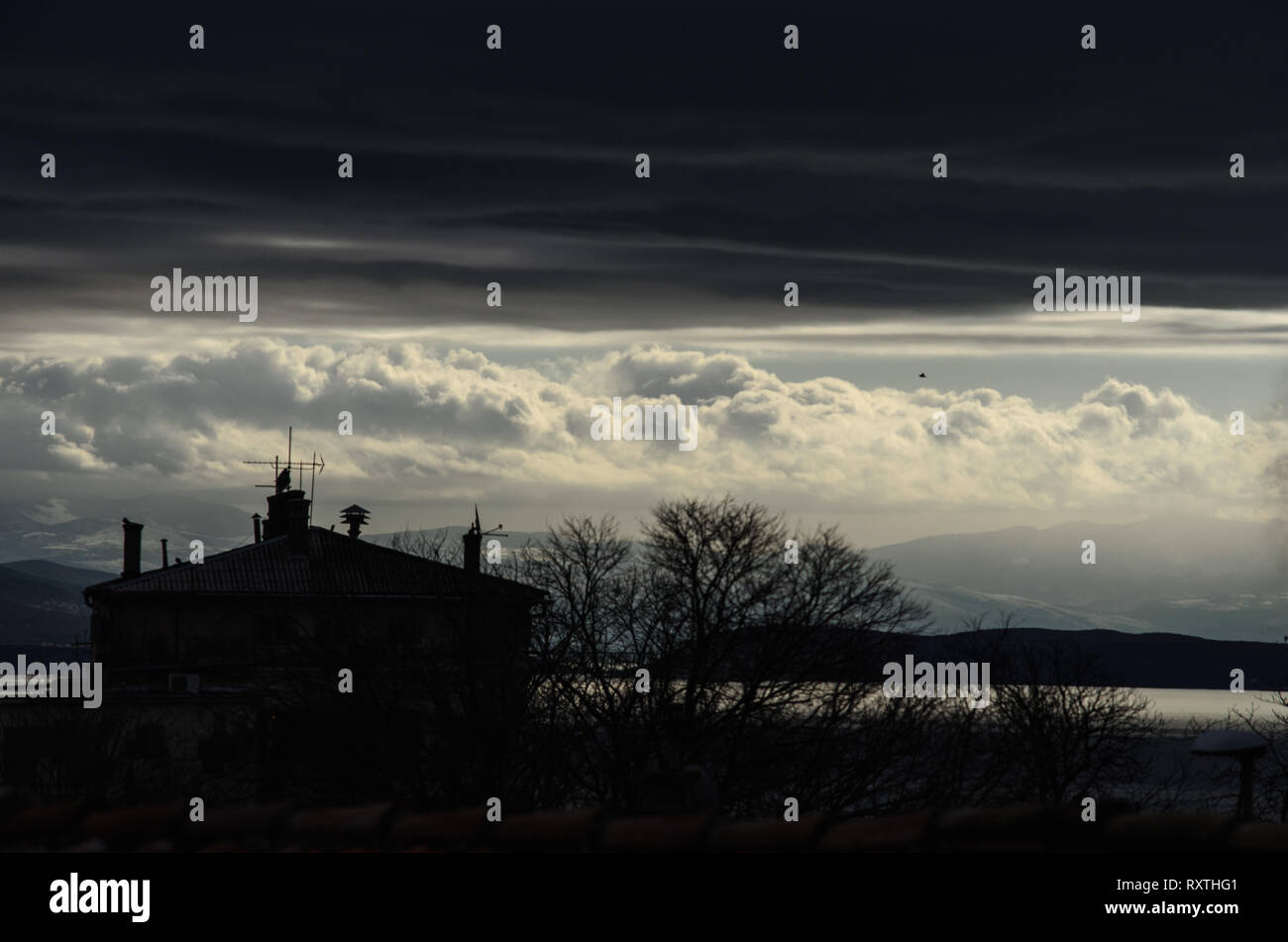 Ciel noir avant la tempête, cityscape, cloudscape dramatique avec du blanc et des nuages sombres, fantaisie scène, réflexion de la lumière sur la surface de la mer Banque D'Images