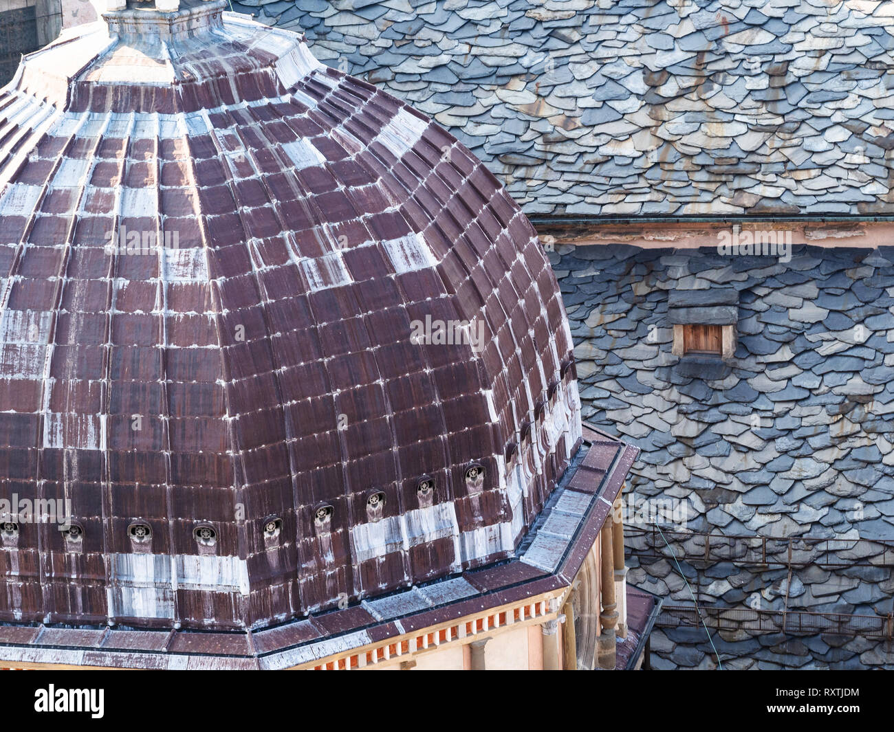 Voyage d'Italie - vue ci-dessus du dôme de Cappella Colleoni et roof Basilique de Santa Maria Maggiore de Campanone (Torre civica) Bell Tower in Citta Banque D'Images