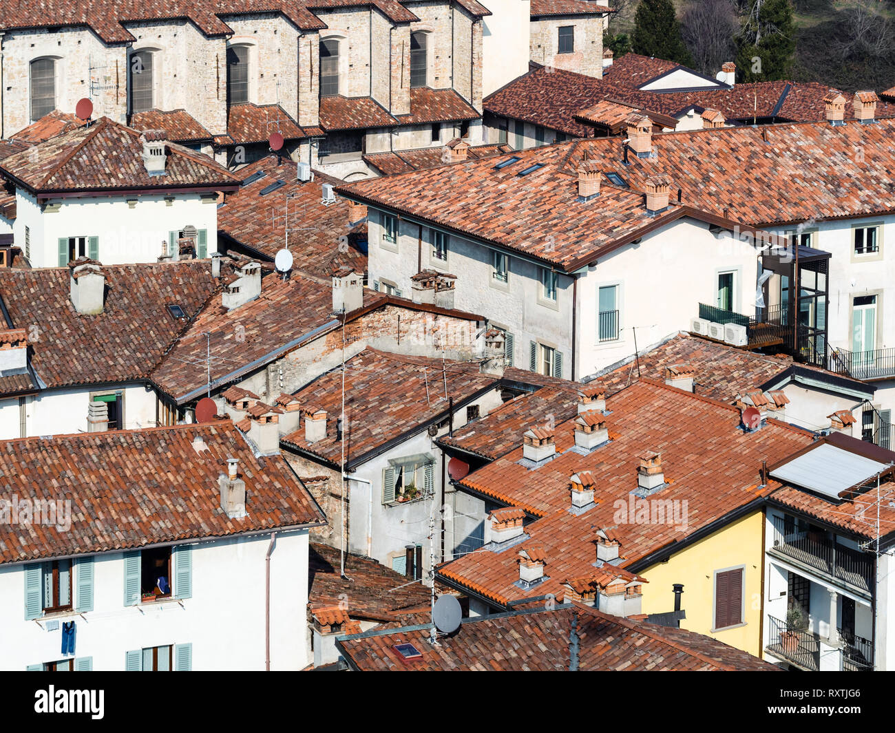 Voyage d'Italie - vue ci-dessus de vieux maisons urbaines à partir de la Campanone (Torre civica) clocher en Citta Alta (Ville Haute) de la ville de Bergame Banque D'Images