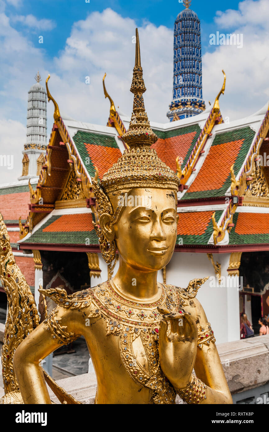 Statue d'une créature mythologique (kinnara, moitié oiseau, moitié homme) dans Wat Phra Kaew (Temple du Bouddha d'Émeraude), le Grand Palace, Bangkok, Thaïlande. Banque D'Images