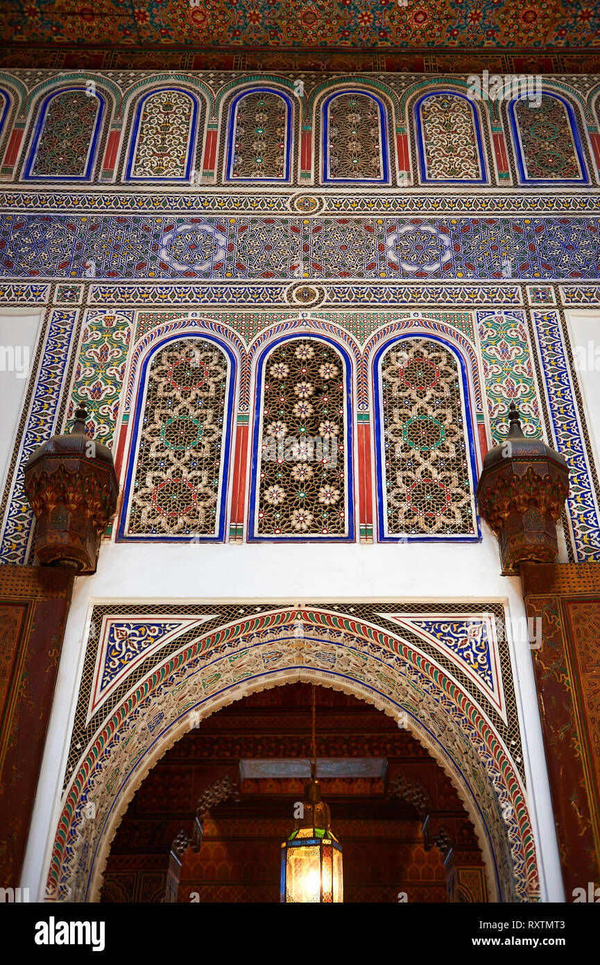 Arabesque berbère portes de la petite cour, Palais de la Bahia, Marrakech, Maroc Banque D'Images