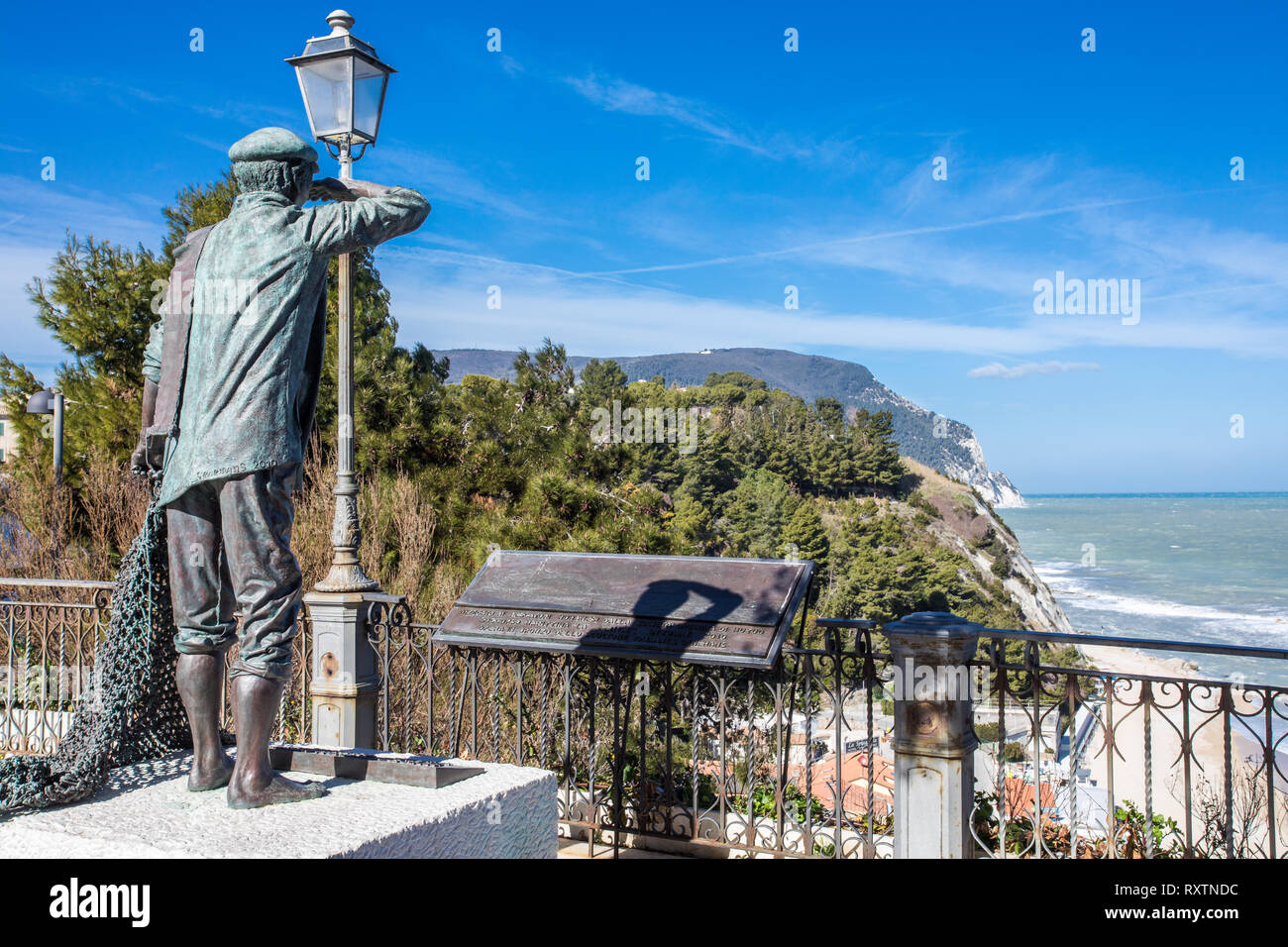 Statue de pêcheur qui gardaient la mer - Numana Sirolo Ancona Marches Italie et Due Sorelle beach. Banque D'Images