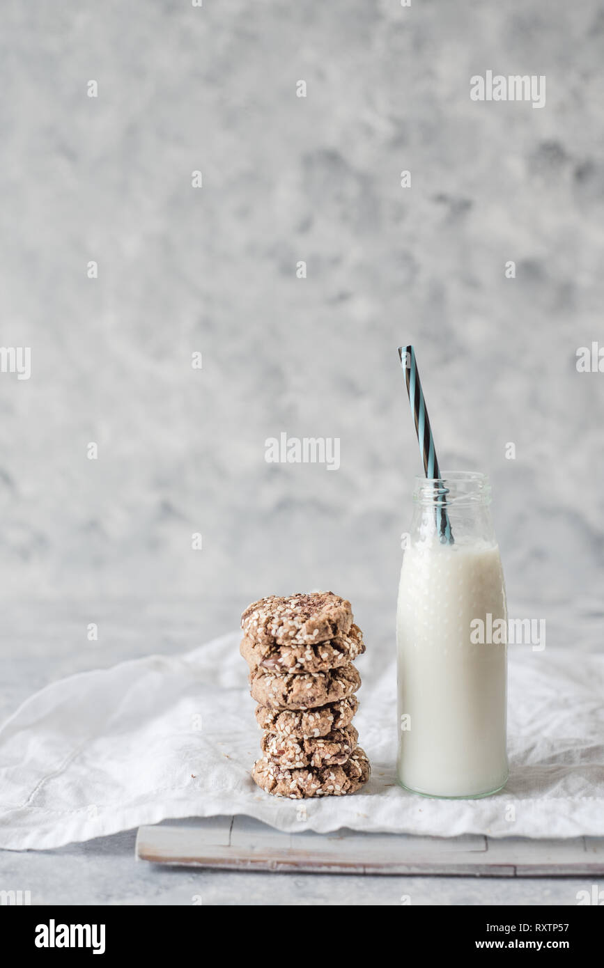 Pile de tahini fraîchement cuit au chocolat avec une bouteille de lait Banque D'Images