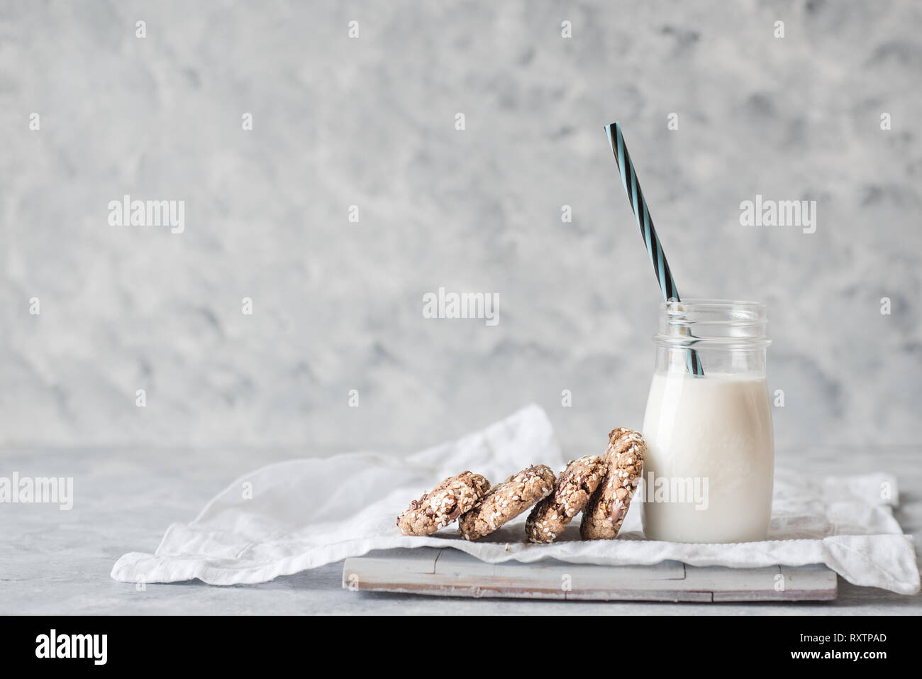 Pile de tahini fraîchement cuit au chocolat avec une bouteille de lait Banque D'Images