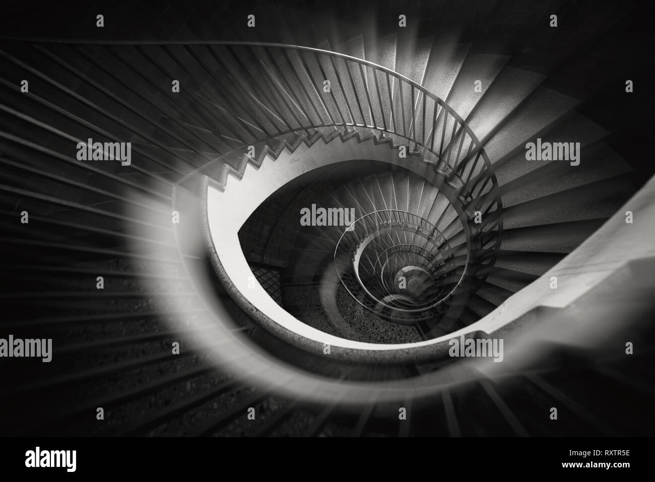 Un résumé détail d'un escalier en spirale, dans un bâtiment ancien, la photographie d'art en noir et blanc, double exposition Banque D'Images