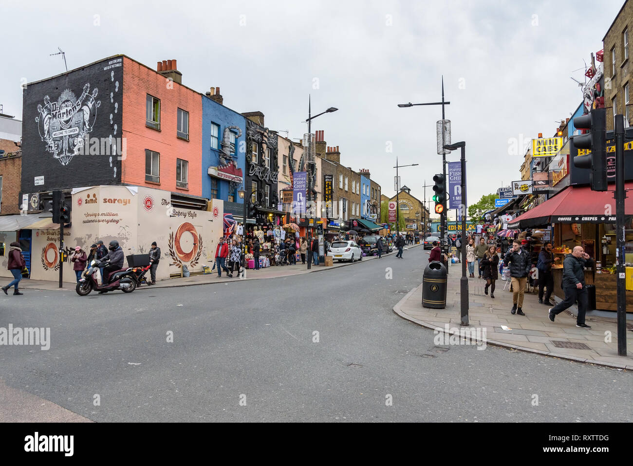 Camden Town, Londres, Royaume-Uni - 30 Avril 2018 : les gens à pied célèbre Camden High Street sur un jour nuageux Banque D'Images