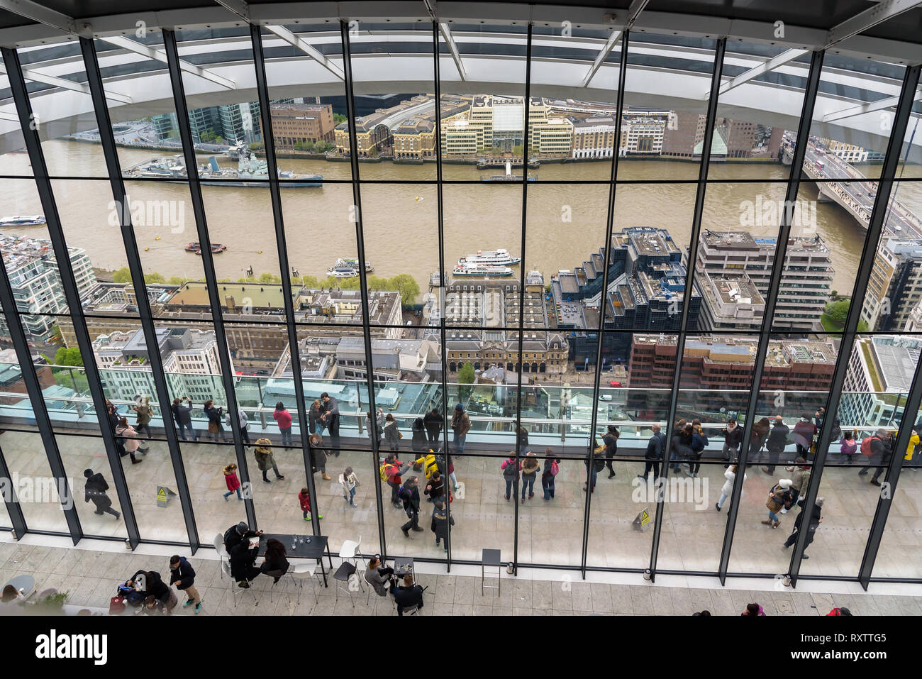 Londres, Royaume-Uni - 30 Avril 2018 : Les gens d'admirer la vue depuis la terrasse du jardin du ciel à 20 Fenchurch Street Banque D'Images