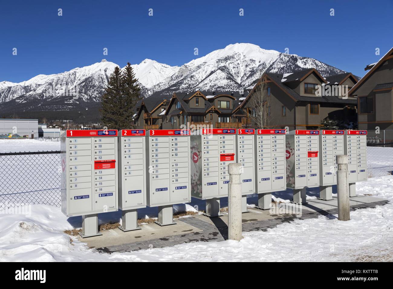 Une rangée de boîtes aux lettres rouges de Postes Canada en milieu rural Town Canmore Alberta au pied des montagnes Rocheuses canadiennes, près de Banff National Park Banque D'Images