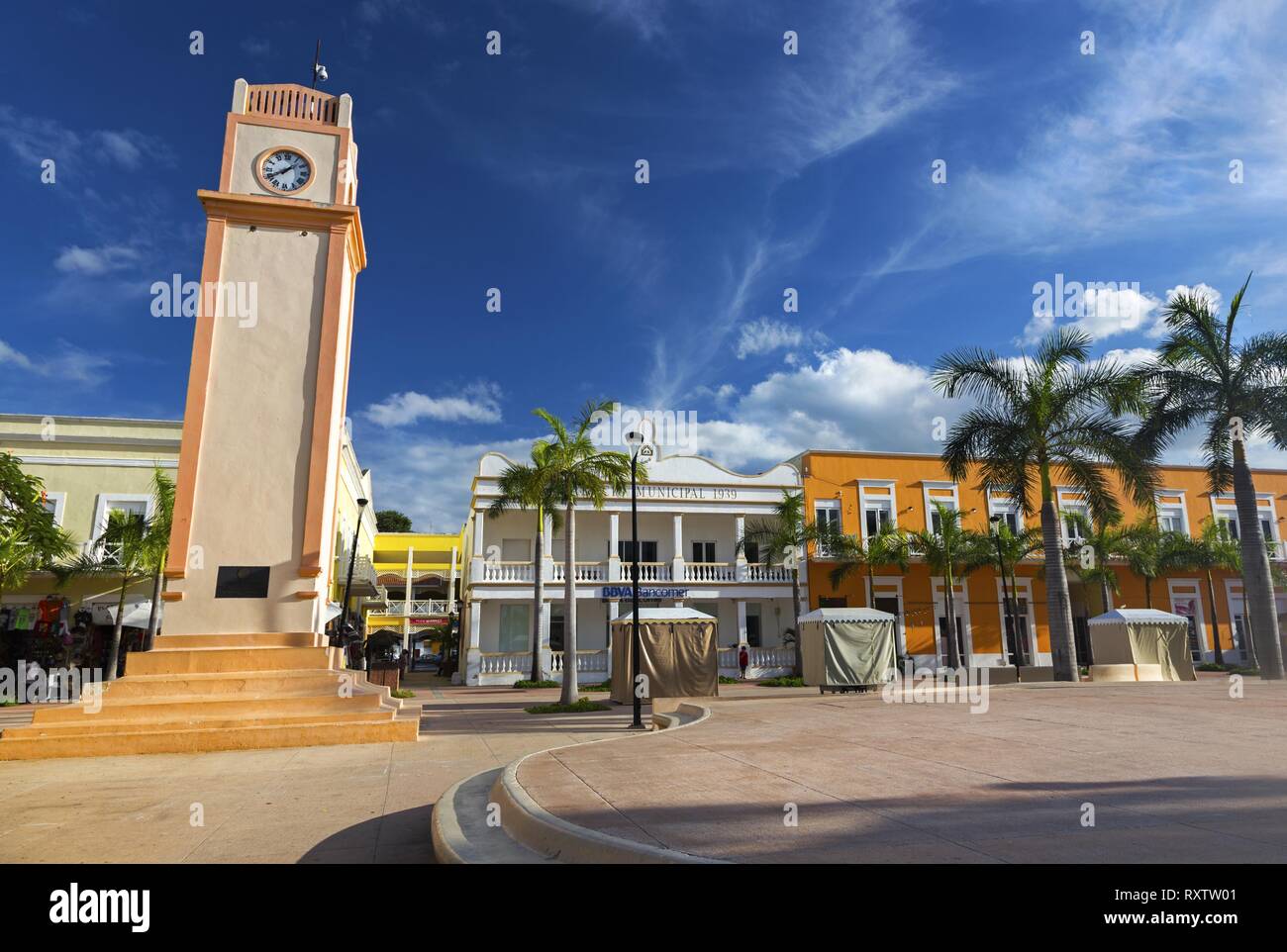 Plaza Del sol Town Square avec tour horloge et palmiers tropicaux dans le centre-ville de San Miguel de Cozumel, péninsule du Yucatan au Mexique Banque D'Images