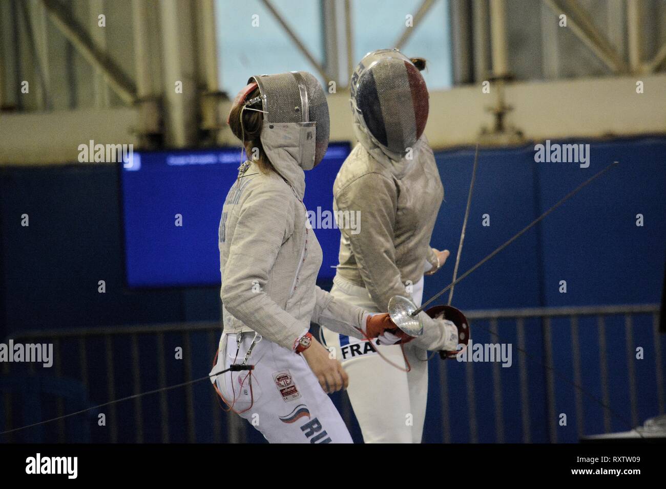 Les athlètes des équipes de France d'escrime et de la Russie sont vus en action lors de la finale des équipes de l'escrime internationale tournoi, Acropole 2019 Coupé. Banque D'Images