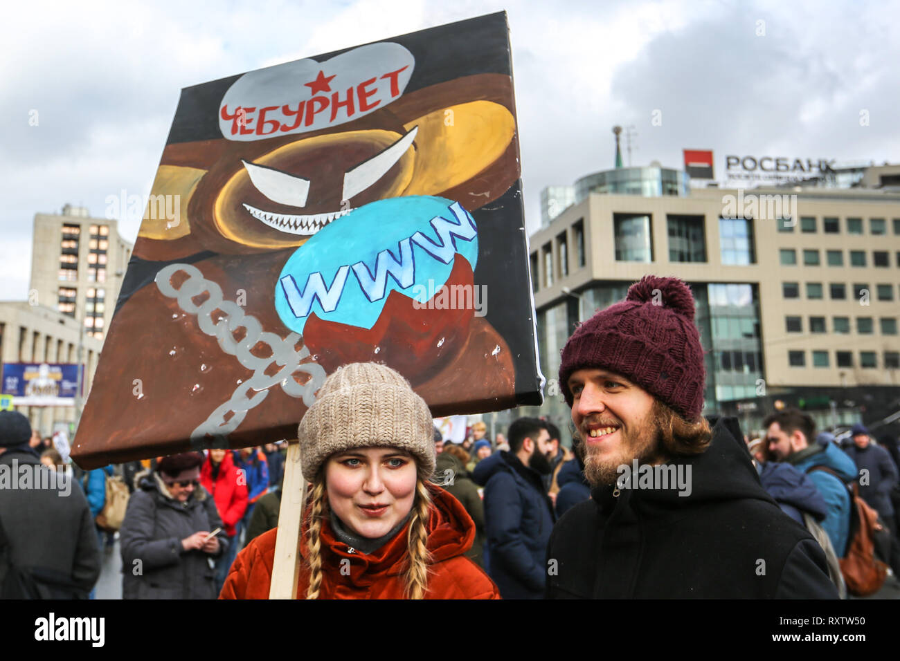 Un manifestant vu holding a placard lors de la manifestation. Les participants à un rassemblement de l'opposition dans le centre de Moscou et de protester contre le contrôle de l'état sur l'internet en Russie. Banque D'Images