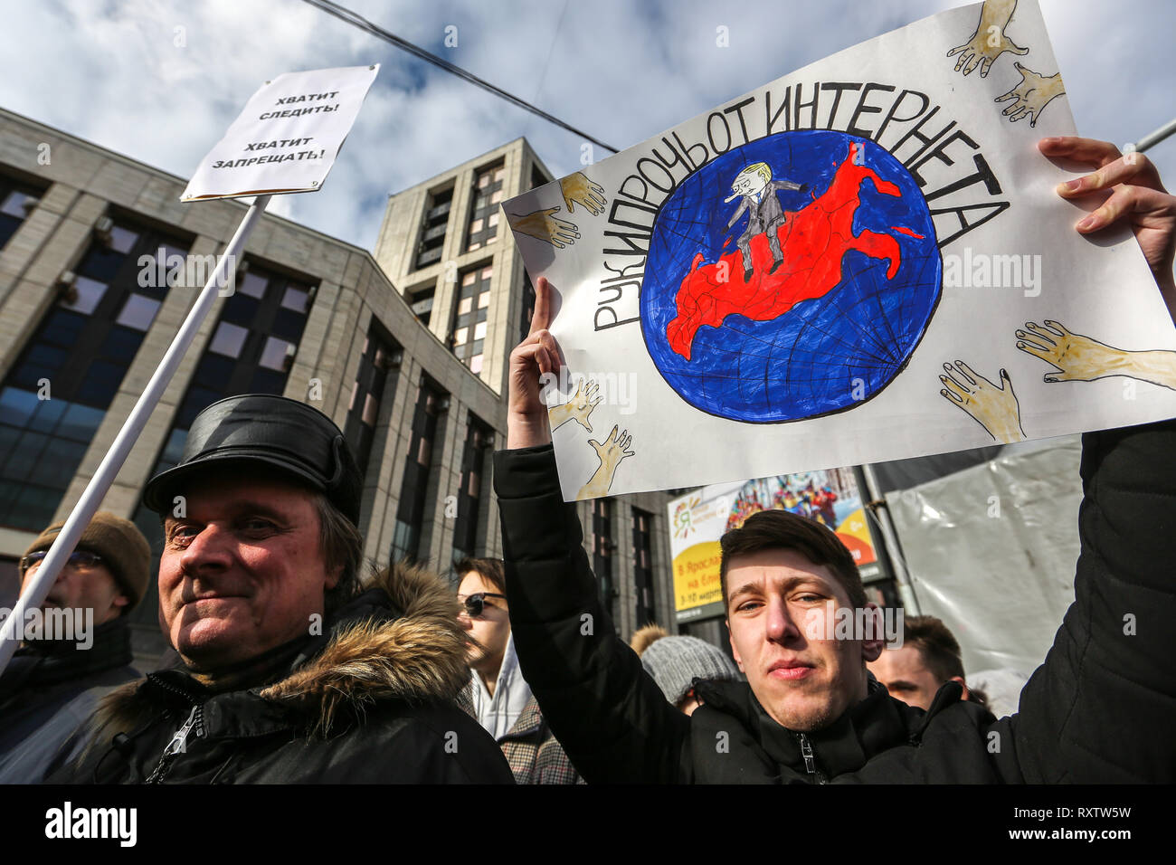 Les protestataires sont vu la tenue des pancartes lors de la manifestation. Les participants à un rassemblement de l'opposition dans le centre de Moscou et de protester contre le contrôle de l'état sur l'internet en Russie. Banque D'Images