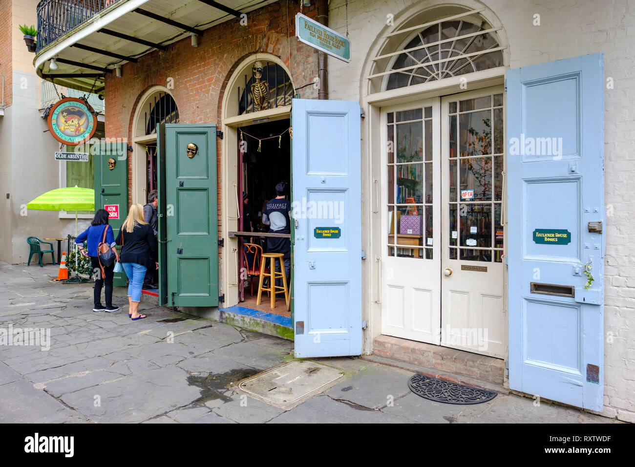 Portes avant de Faulkner House Books, une librairie vendant des livres de William Faulkner, Pirate's Alley, New Orleans French Quarter, New Orleans, USA Banque D'Images