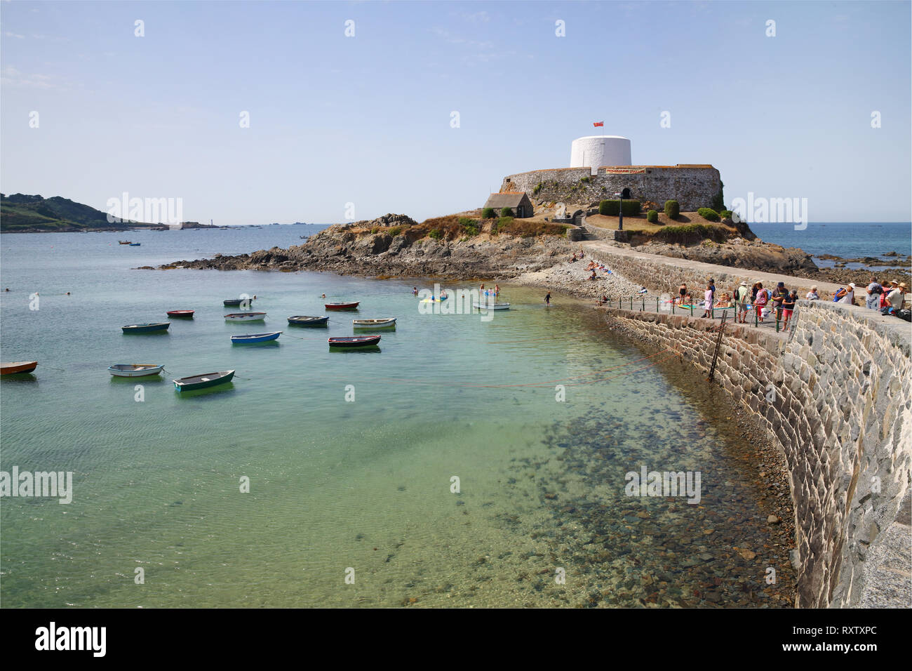 Gris Fort à la fin de l'étroite bande de terre dans la baie de Roquelaine, Guernsey, Royaume-Uni Banque D'Images