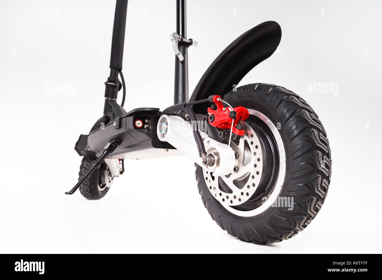 L'accent sur la roue arrière d'un scooter avec freins à disque Photo Stock  - Alamy