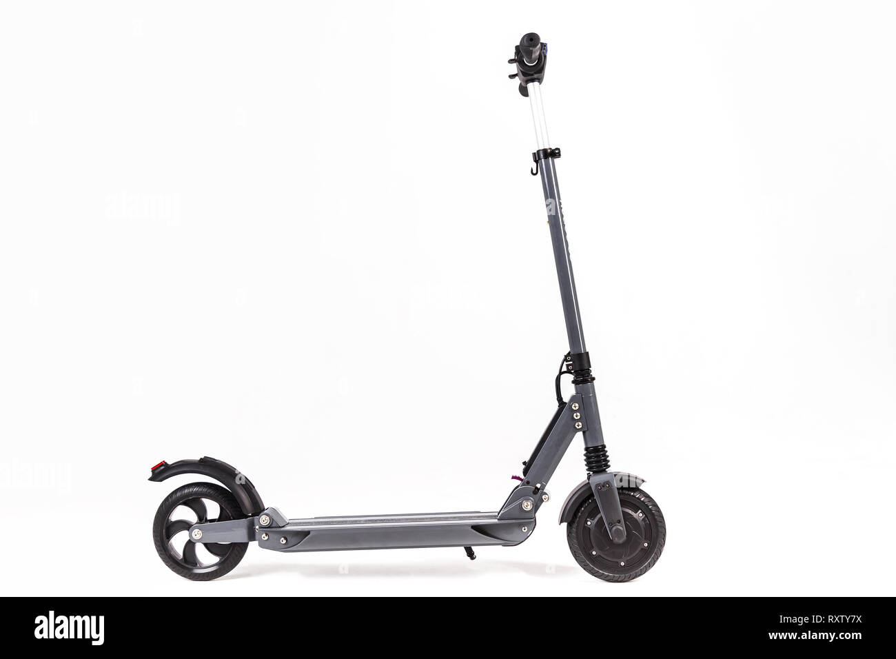 Scooter électrique gris. Vue latérale isolated on white Banque D'Images