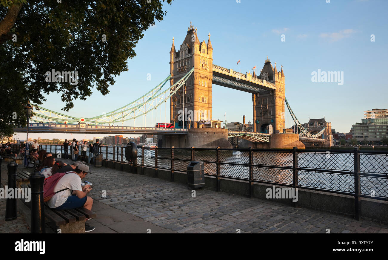 Le Tower Bridge de Londres, vu de la rive nord de la Tamise, Londres, Royaume-Uni Banque D'Images