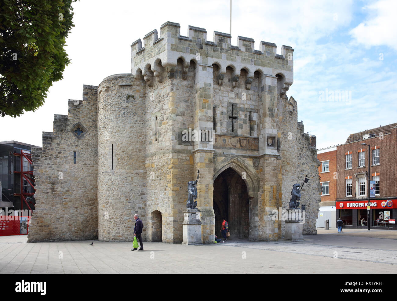 Construit entre 1100 et 1300 AD, Bargate, c'est ce qui reste de la porterie nord menant ce qui était alors le centre de la ville de Southampton, Royaume-Uni Banque D'Images