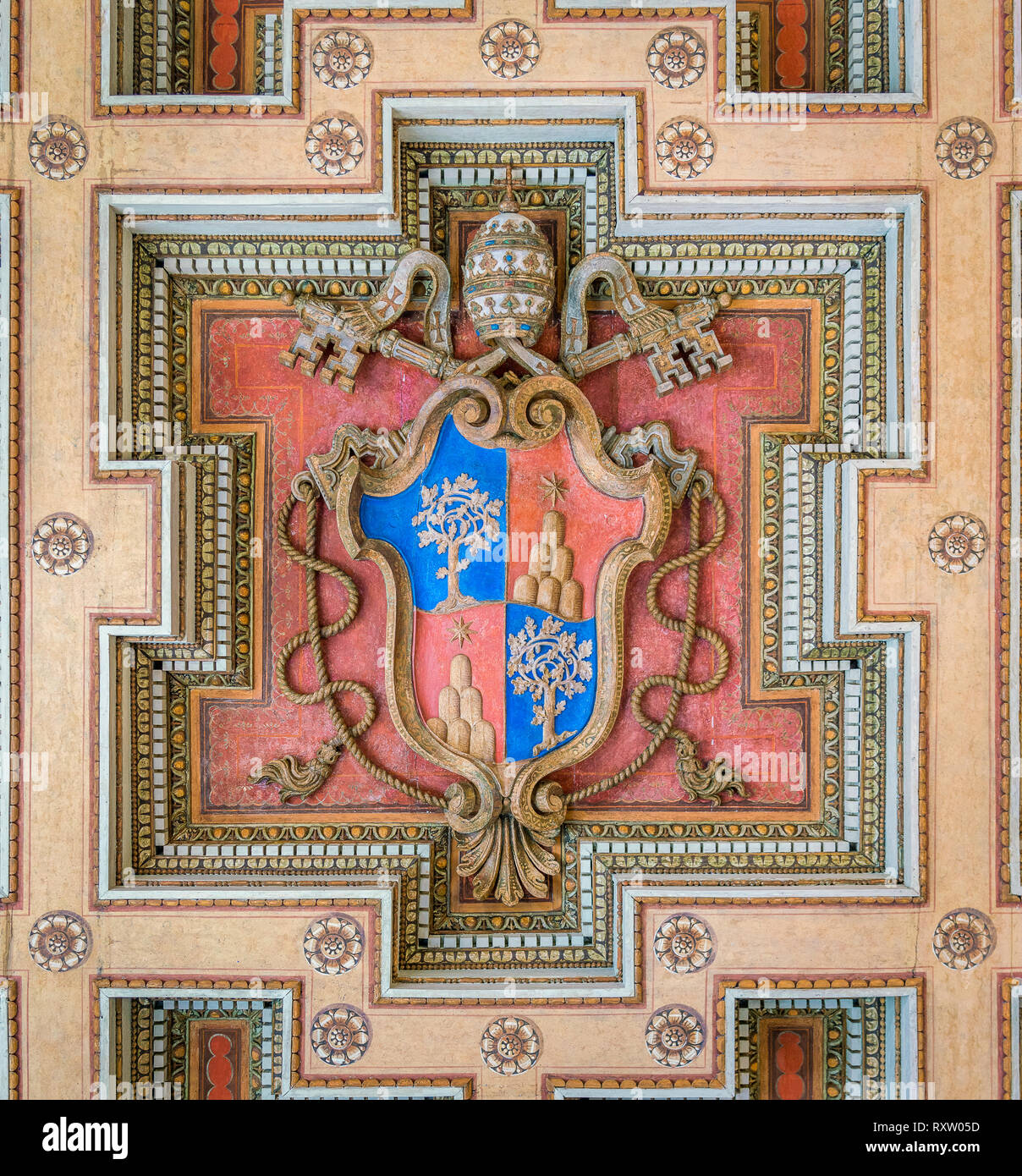 Armoiries papales dans le plafond de la Musées du Capitole à Rome, Italie  Photo Stock - Alamy