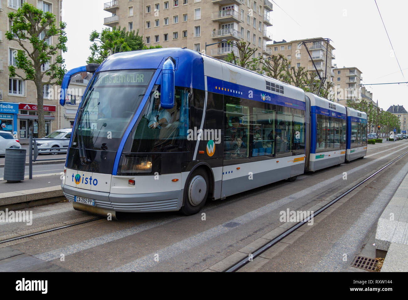 Une lumière guidée Caen Twisto tramway transport en commun dans la région de Caen, Normandie, France. Banque D'Images