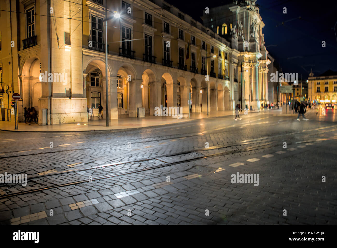 Dans la nuit de Lisbonne, les rues avec les rails de tramway et maisons anciennes , le 01 avril 2018 à Lisbonne, Portugal. Banque D'Images