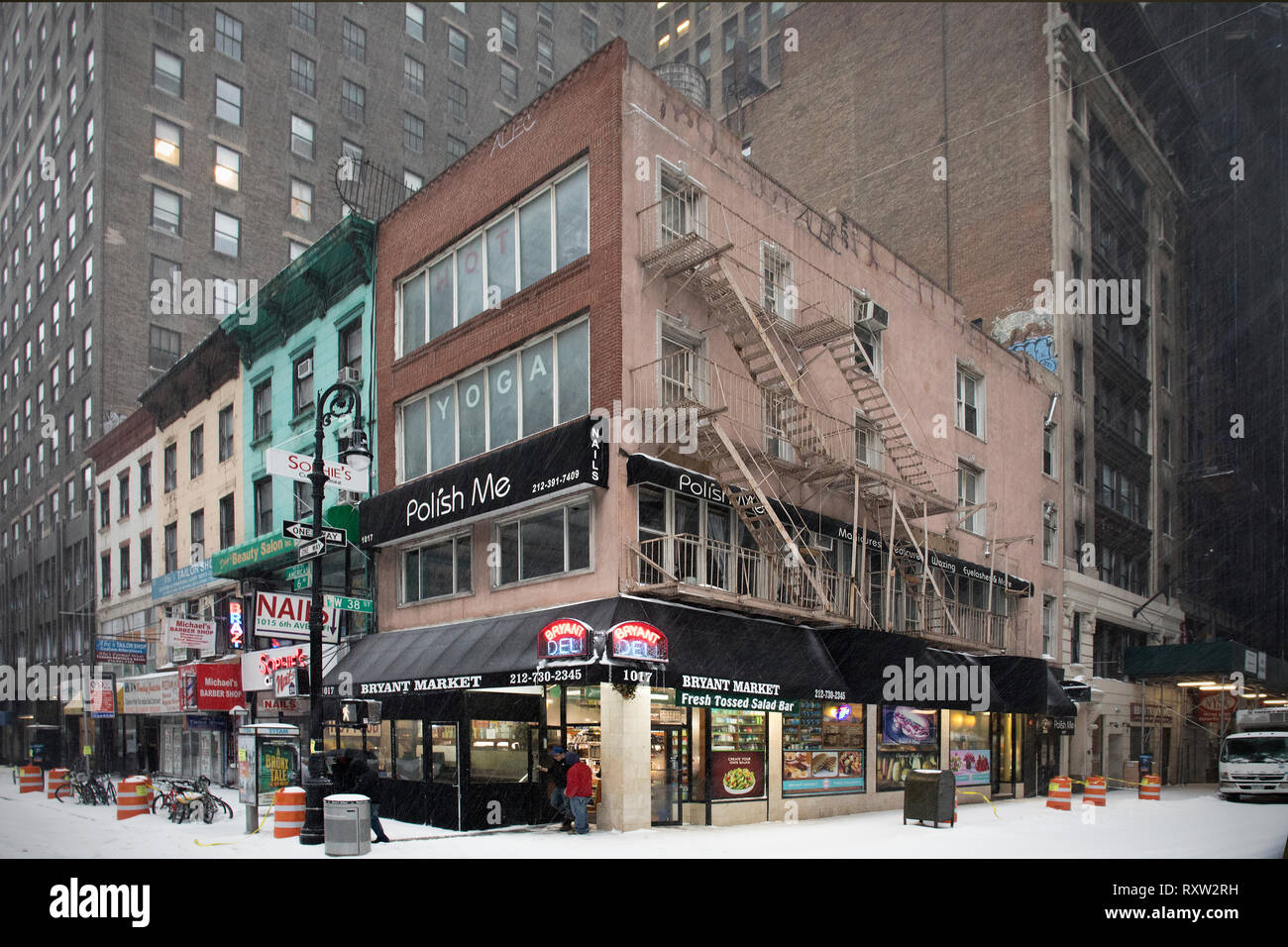 La ville de New York, NY - 09 mars 2017 : new york deli store non identifiés dans la 3e Avenue à Manhattan, New York Banque D'Images