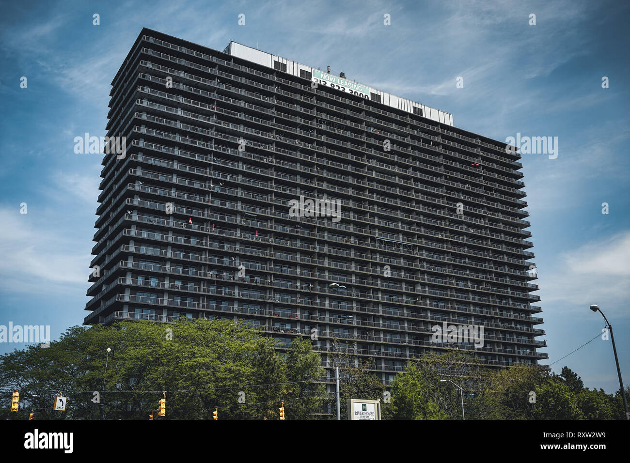 Detroit, Michigan USA - avril 7th, 2018 : un énorme mur mur de aparment bâtiments sur un boulevard. Banque D'Images