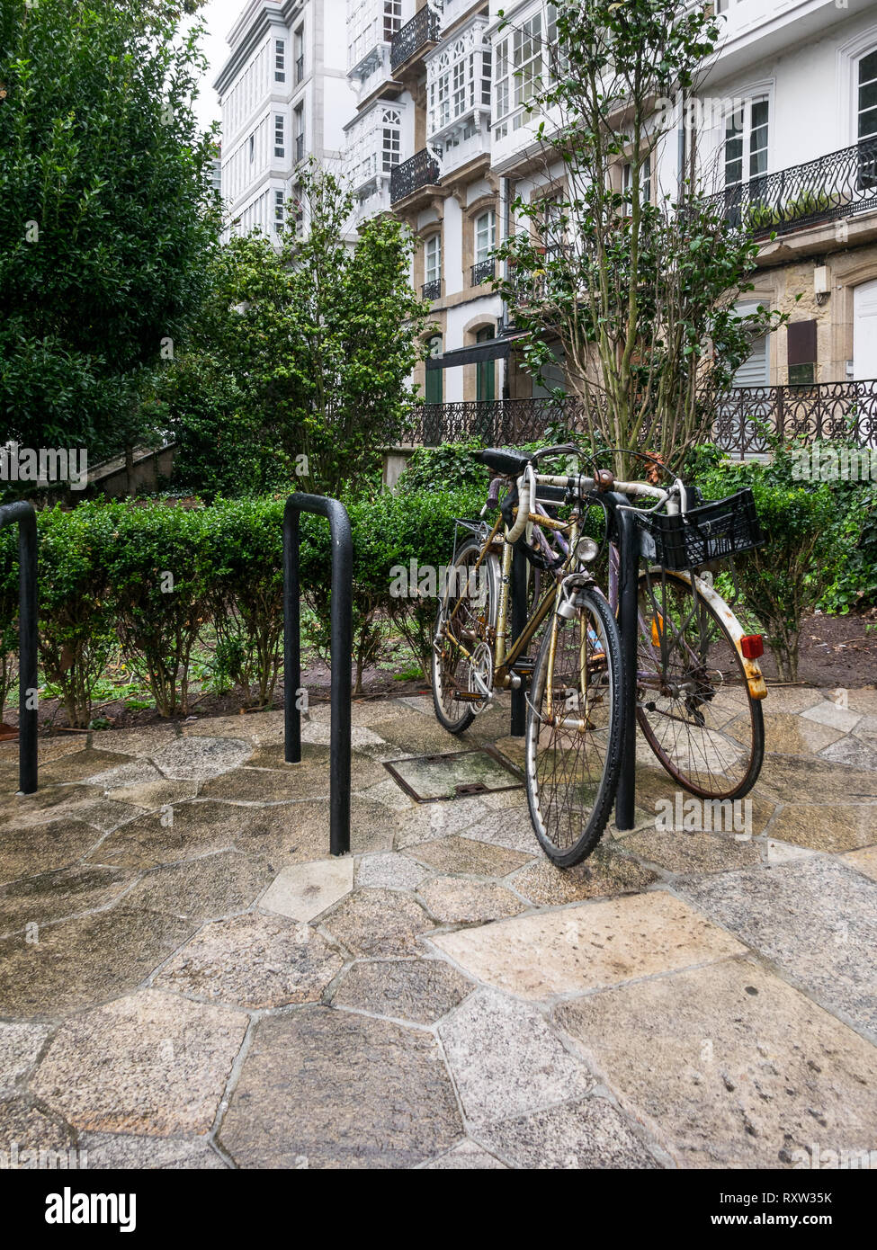 Deux vélos garés dans un porte vélo dans la vieille ville de La Corogne, Galice, Espagne Banque D'Images