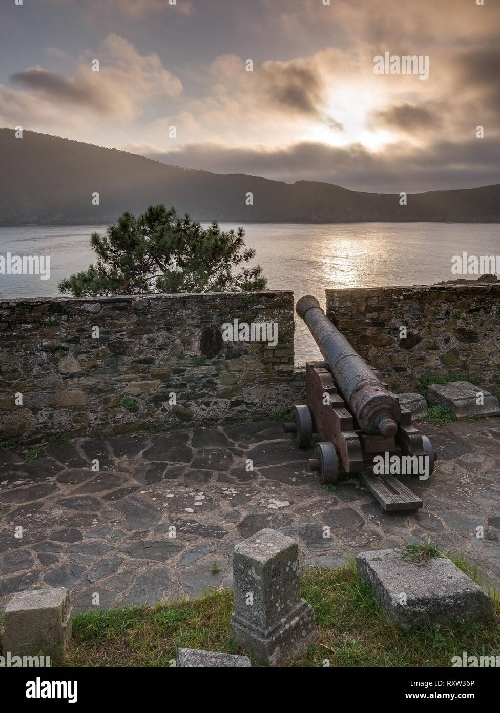 Les canons et les merlons de la forteresse Castillo de la Concepción dans Cedeira, Rías Altas, La Coruña, Espagne Banque D'Images