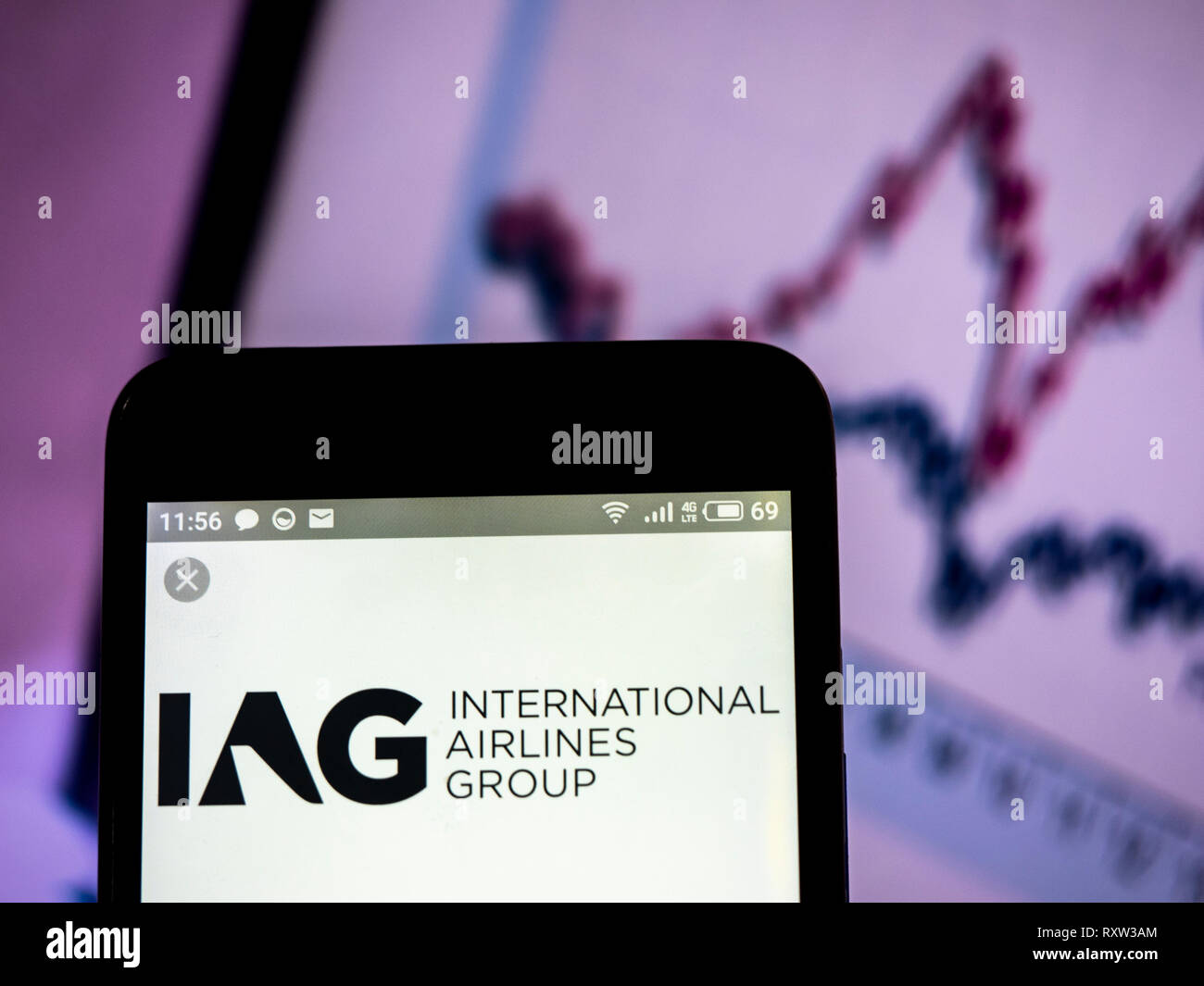 International Airlines Group vu le logo affiché sur le téléphone intelligent. Banque D'Images