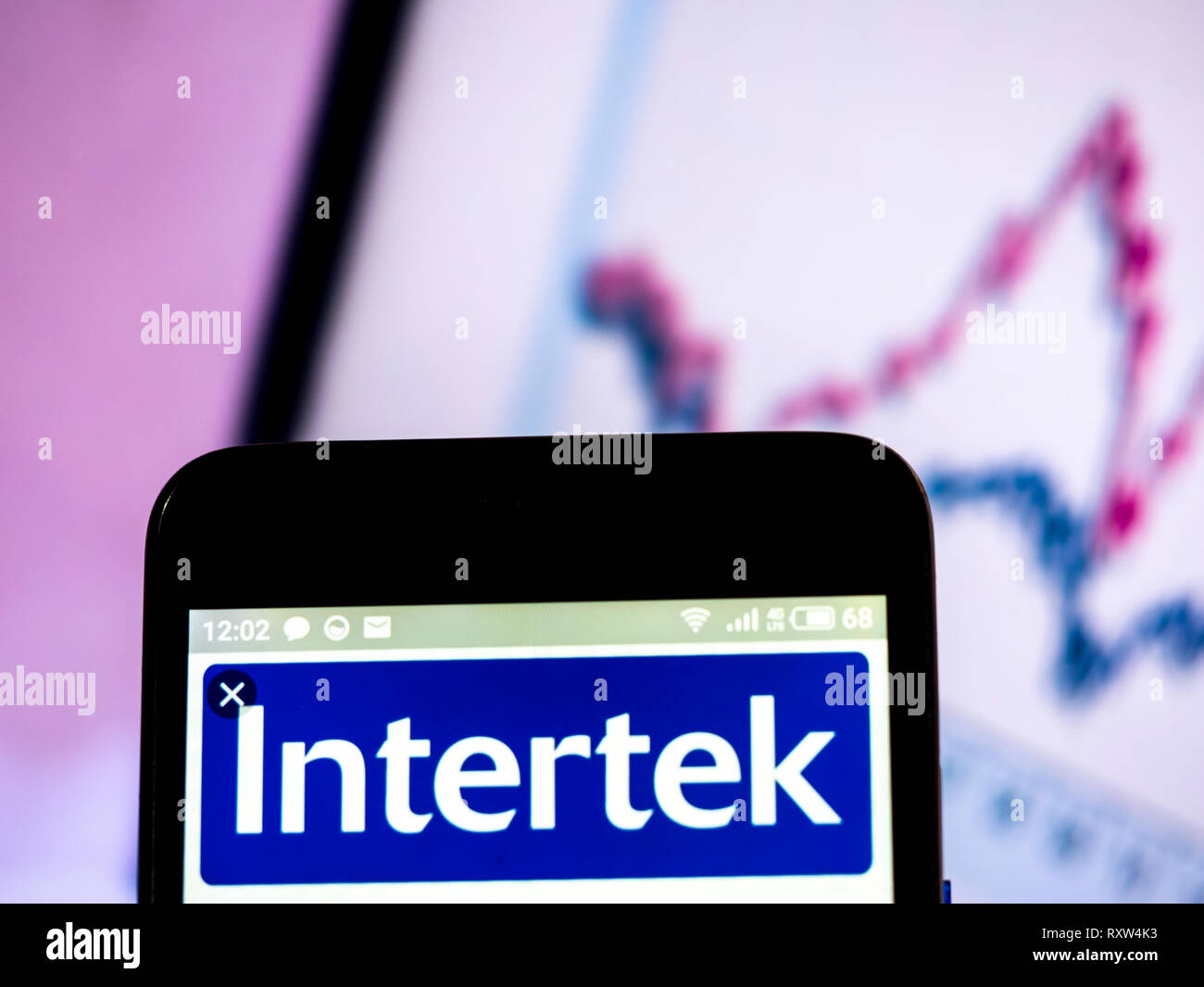 Intertek Group plc logo de l'entreprise vu affichée sur téléphone intelligent. Banque D'Images