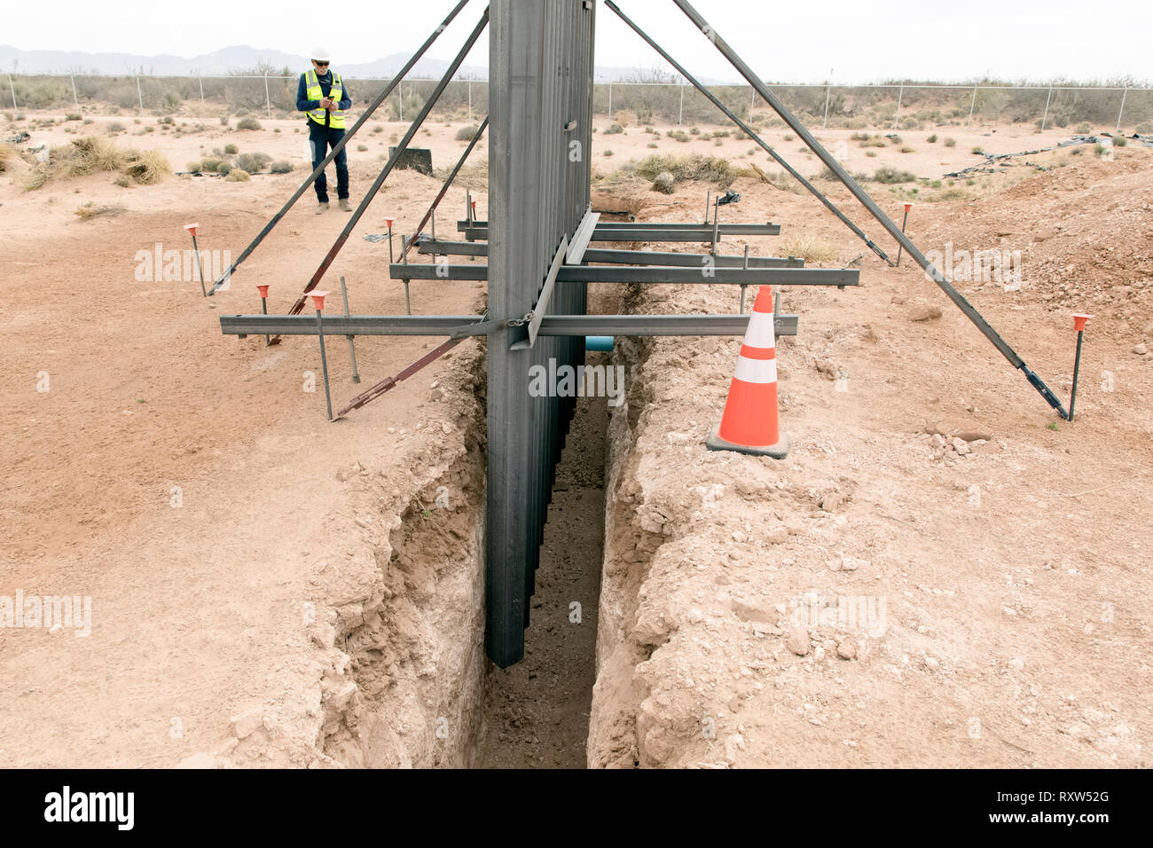 US-Mexique frontière internationale près de la Port d'entrée de Santa Teresa : les équipes de construction du Barnard Construction de Bozeman (Montana), la démonstration d'un bollard frontière style. Voir plus d'informations ci-dessous. Banque D'Images
