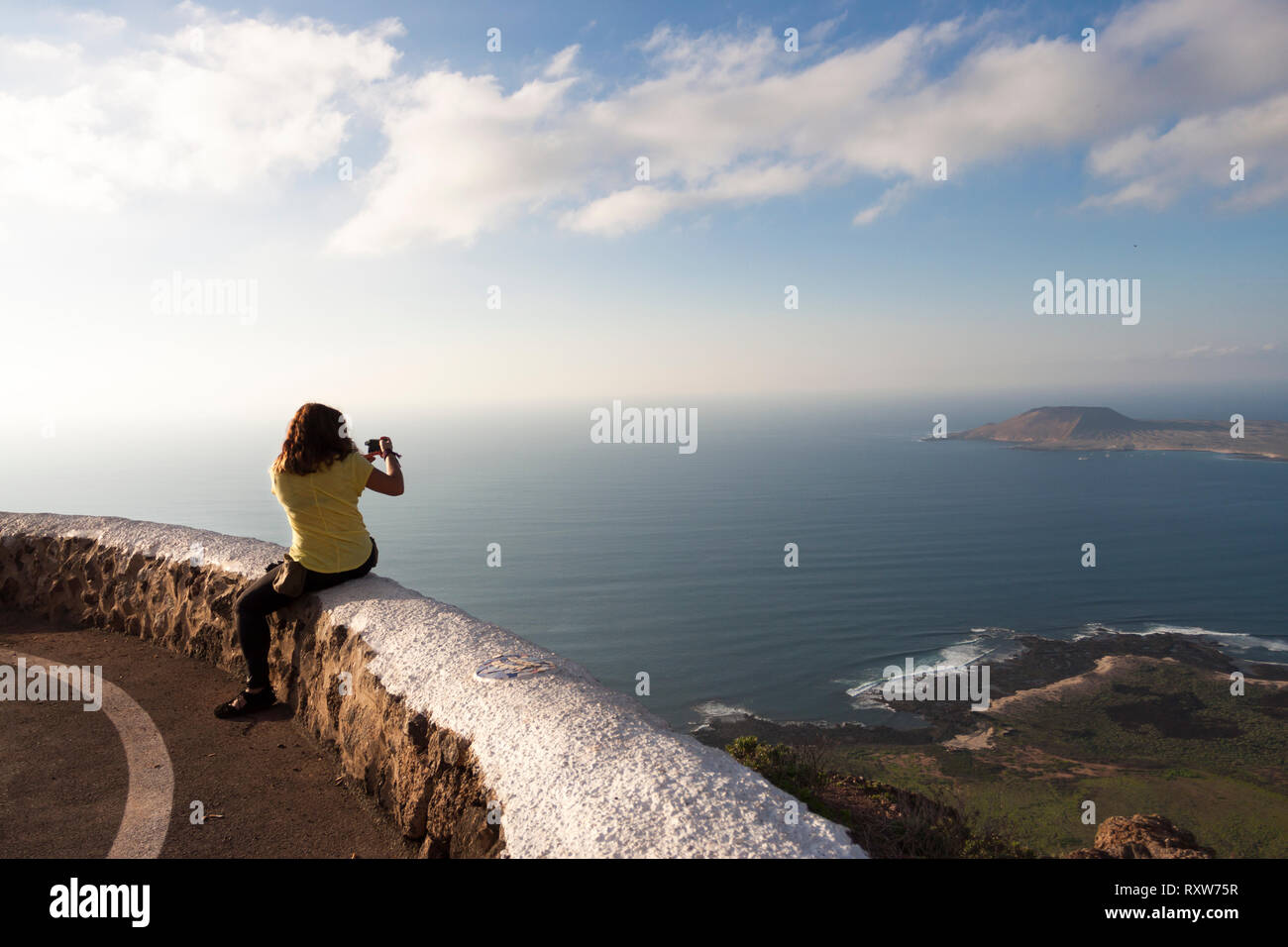 Avec selfies vue panoramique sur île de Graciosa. Mirador del Rio, Lanzarote. Espagne Banque D'Images