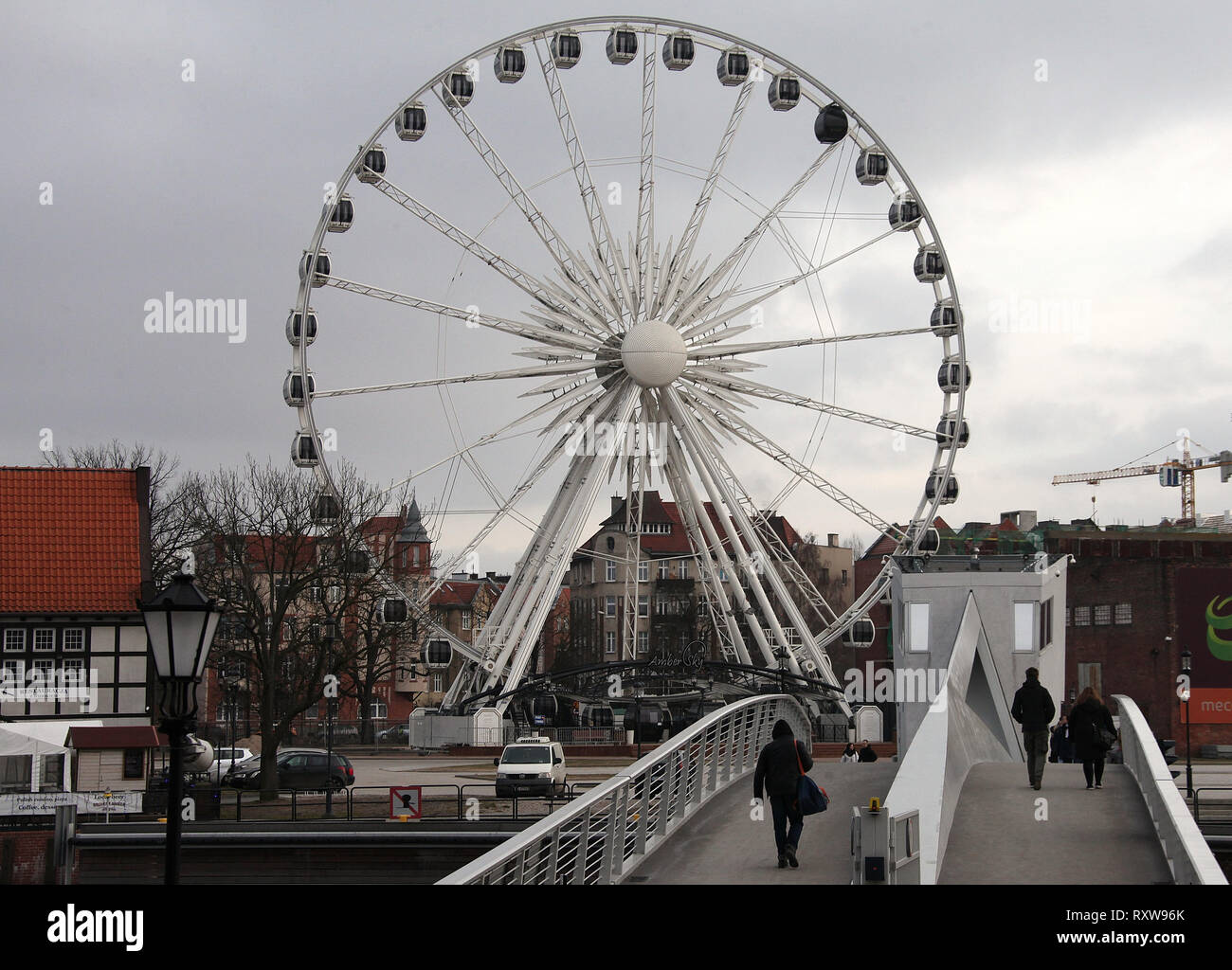 Ciel orange grande roue à Gdansk Banque D'Images