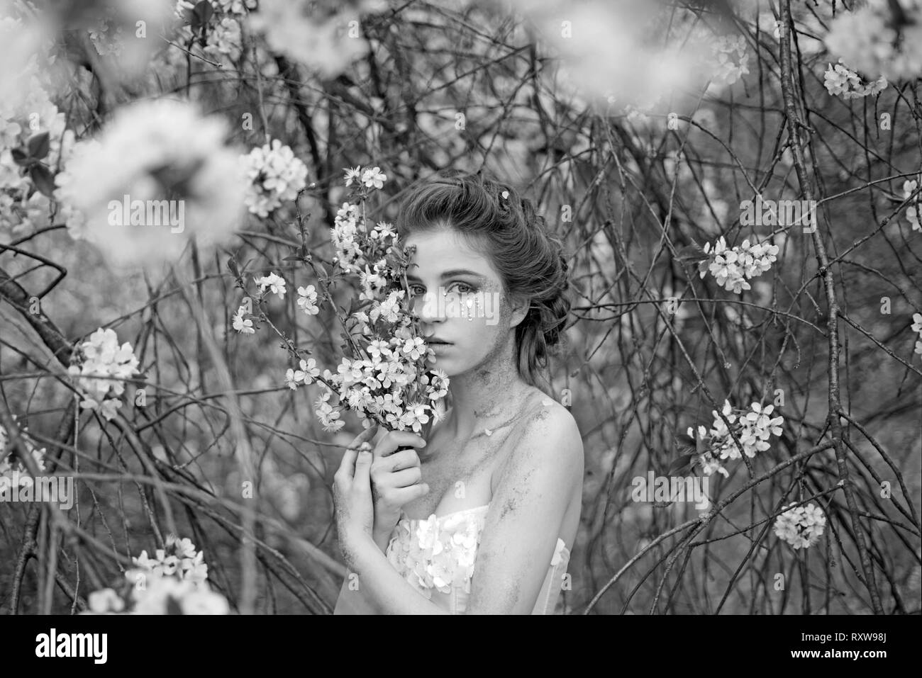 L'humeur du printemps. Vacances de printemps. Les prévisions météo. Femme avec spring fashion maquillage. soins du visage. santé womens. allergie aux fleurs. Fille de l'été à Banque D'Images