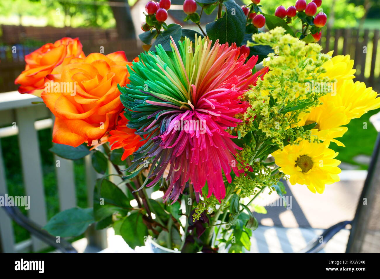 Belle et magnifique bouquet de fleurs colorées à l'extérieur pendant la journée. Banque D'Images