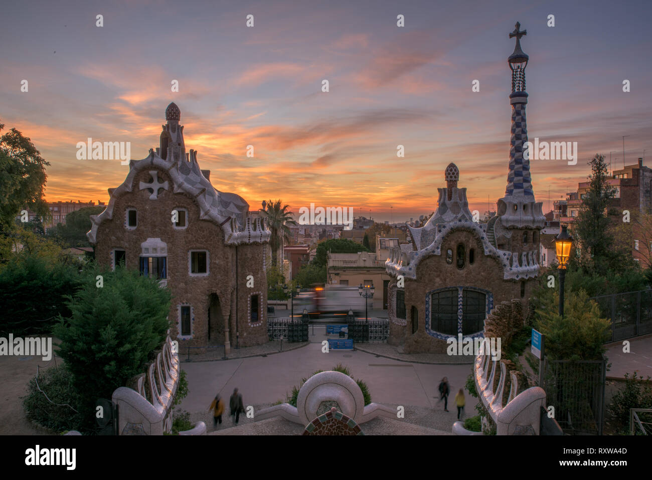 Parc Güell Porter's Lodge au lever du soleil - une vue de la Barcelone de Gaudi, une destination touristique internationale en Catalogne, Espagne, à l'aube avec Orange Sky Banque D'Images