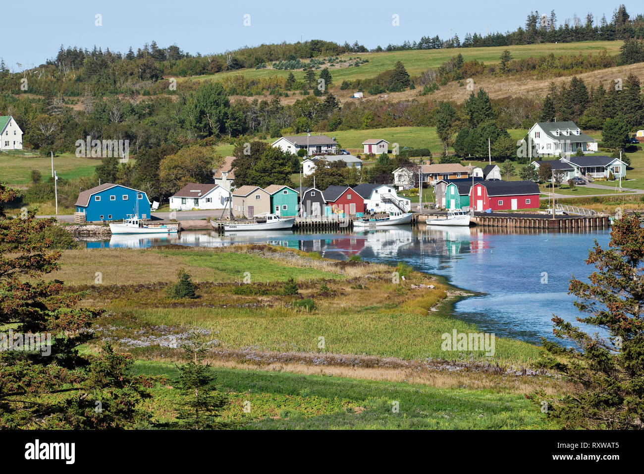 Quai et rangée de cabanes multicolores, juste à l'extérieur de la rivière des Français sur la rive de la baie New London, Prince Edward Island, Canada Banque D'Images